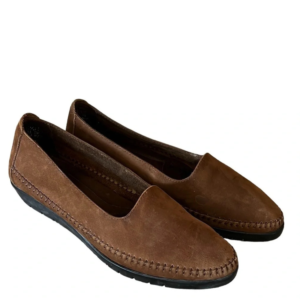 Clarks of England Women’s Nubock Brown Loafers. Rubber outsoles. Brazil. Sz 8.5